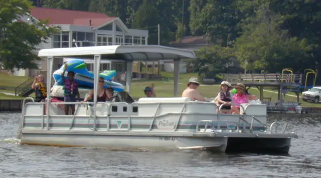 Deck Boat Vs Pontoon – What Are the Differences? Nada ...