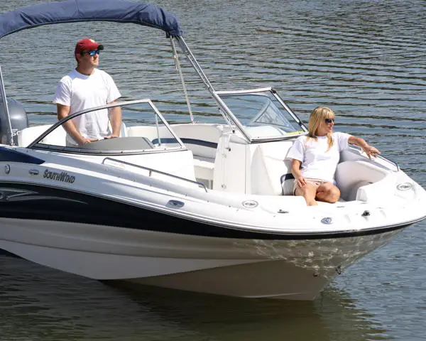 Deck Boat Vs Pontoon – What Are the Differences? Nada 